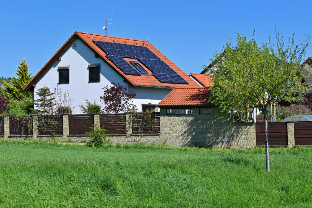 Dom so solárnymi panelmi na streche.