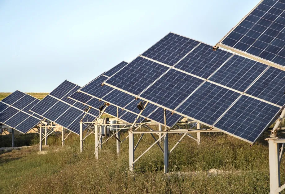 fotovoltaické panely na zemi