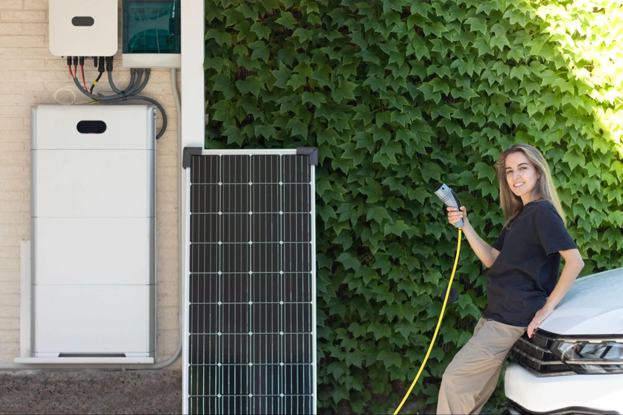 Menič a optimizér fotovoltaiky na stene, ktorý pohána nabíjačku na elektromobil.