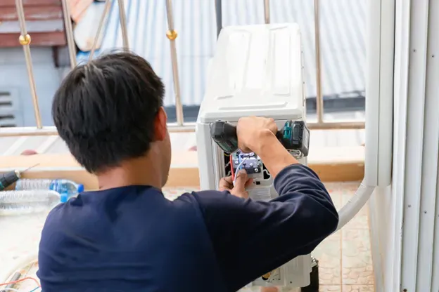 Elektrická inštalácia vonkajšej jednotky klimatizácie na balkóne.
