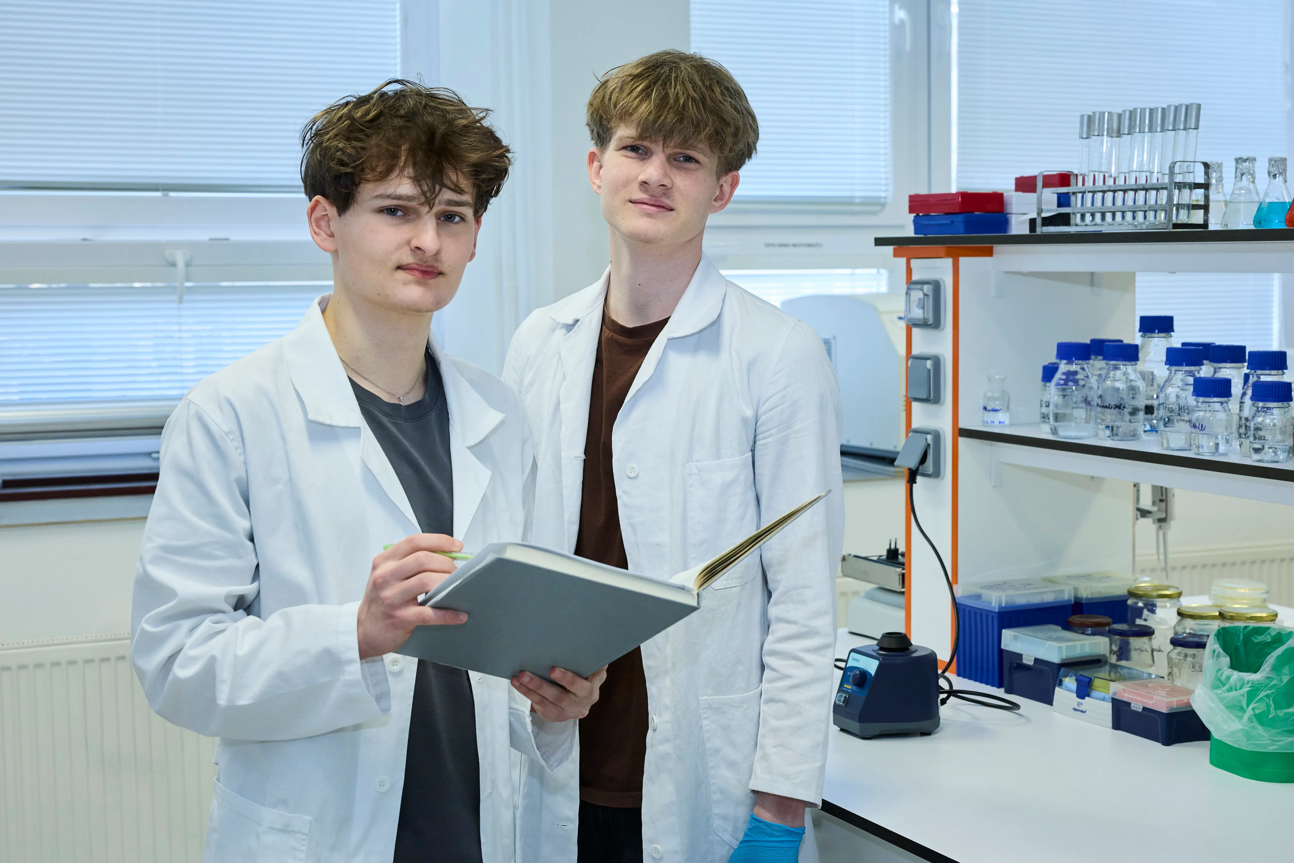 Timotej a Šimon v laboratóriu s výskumnými poznámkami k projektu BioClean Water