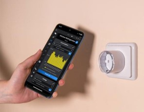 Smart zásuvka s mobilnou aplikáciou umožňuje sledovať a riadiť spotrebu elektriny v reálnom čase.