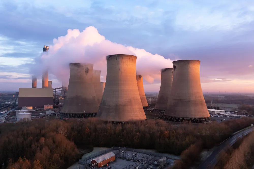 Chladiace veže atomovej elektrárne.